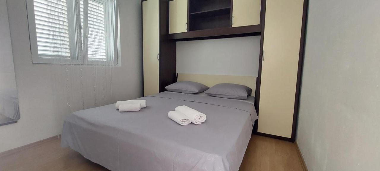 Apartment Zana Pirovac Luaran gambar